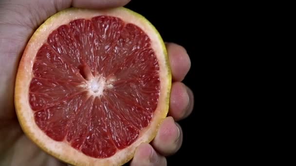 Mann drückt die Grapefruit aus — Stockvideo