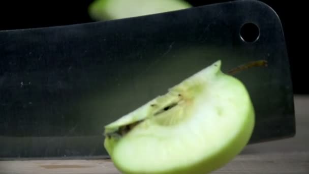 Maçã verde cortada ao meio com um cutelo — Vídeo de Stock