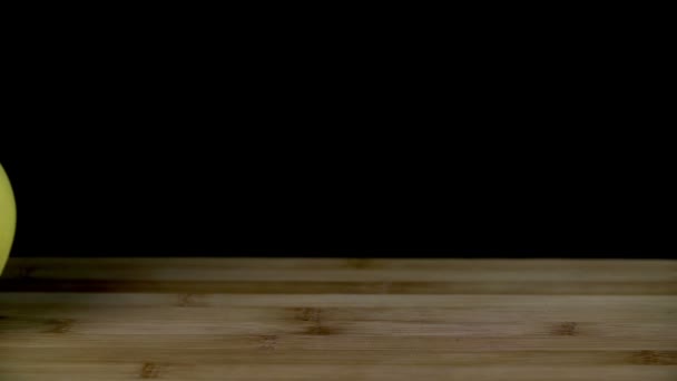 Pamplemousse roule sur la table au ralenti 