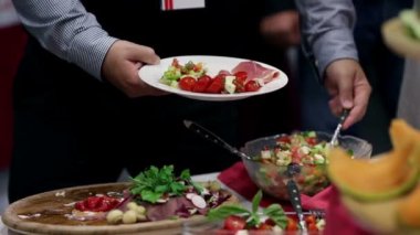 Erkek onun plaka bazı salata ve et ile doldurma