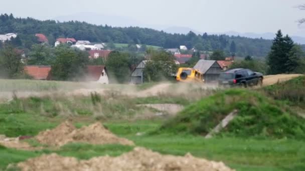 SUV prędkości na torze offroad piaszczystej i zatrzymując się na samym końcu — Wideo stockowe