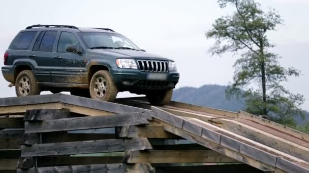 Jeep conduce sobre alto Polígono — Vídeo de stock