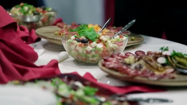 Pessoas enchendo seus pratos com lanche — Vídeo de Stock