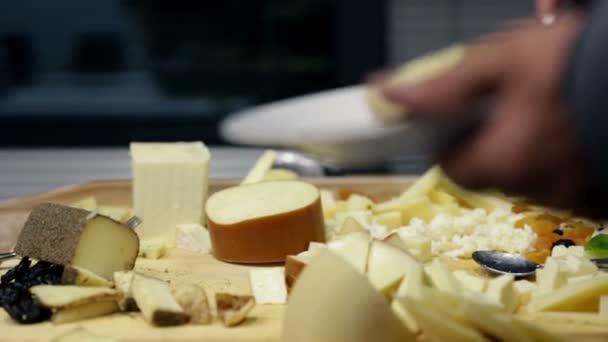 Mesa cheia de queijo — Vídeo de Stock