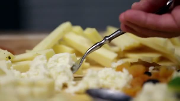 Muž se snaží vyzvednout nějaké kousky sýra — Stock video