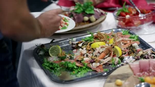 Наполните тарелку овощами и мясом — стоковое видео