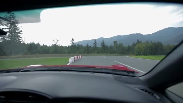 Condução na pista de corrida a partir de um assento de co-motoristas — Vídeo de Stock
