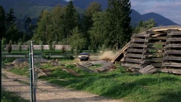 Geländewagen rast hastig durch Polygone — Stockvideo