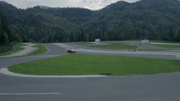 La macchina rossa si ferma proprio nel mezzo di una curva in pista . — Video Stock