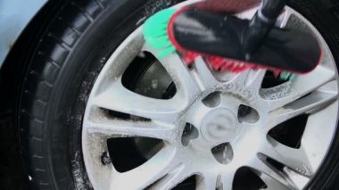 Araba RIM bir süpürge ile temizlik