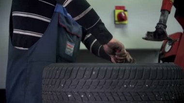 Orada bir araba lastiği Vulcaniser doldurur
