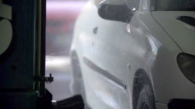 Robot araba iki tarafı boyunca ıslatıyor