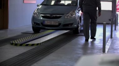 makinist araba atölye girer.