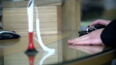 Kasiyer bozuk para istemciye geri gönderir.