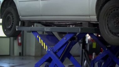 yan ateş düşürücü bir asansör içinde bir worshop araba