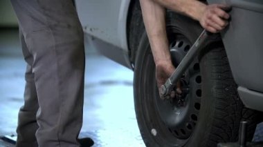 makinist tightenes arabanın arka lastik vidaları