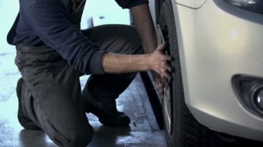 Jant lastik geri tespit etmek.