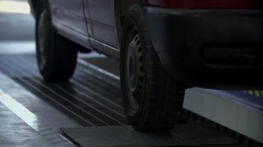 Araba araba atölye içinde belirli bir yerde durur.