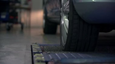 arka lastikler üzerinde otomobil test