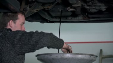 mekanik bir şey büyük bir huni alır