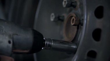 vidaları sabitleme geri üzerinde