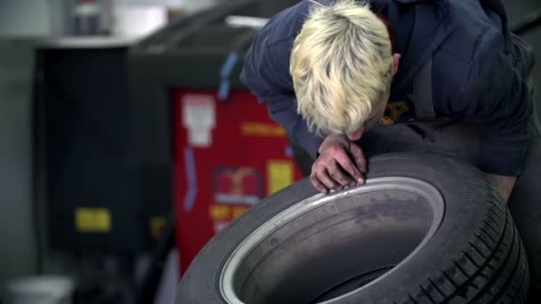 Mécanicien automobile lors de la vérification du pneu — Video