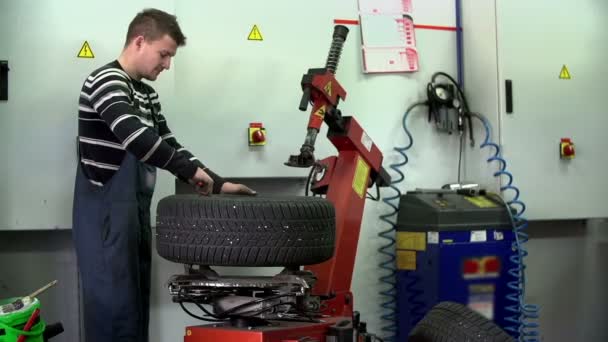 Odšroubování šroubů na pneumatiku — Stock video