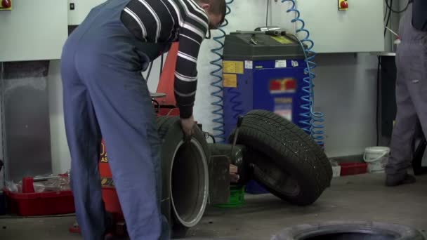 Vulcaniser is straightening the tire — Stock Video