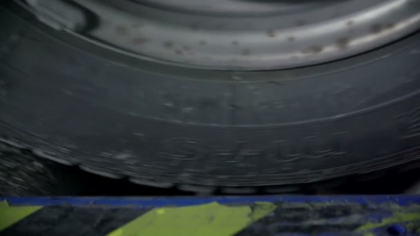 Detalj av ett rullande däck — Stockvideo