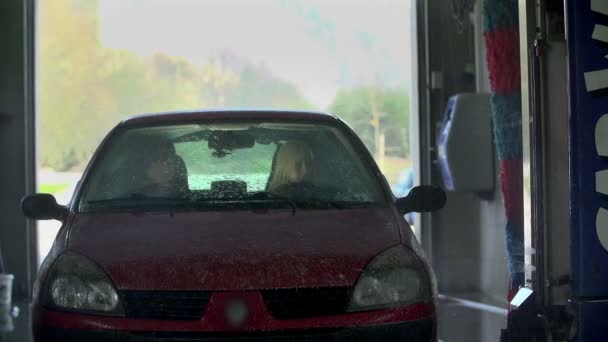 Washing a car in a carwash — Stock Video