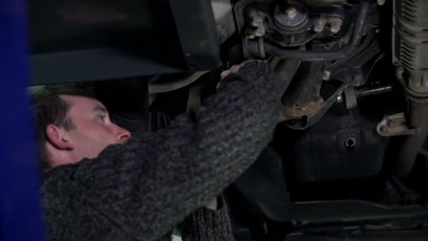 Mécanicien automobile réparer les pneus — Video