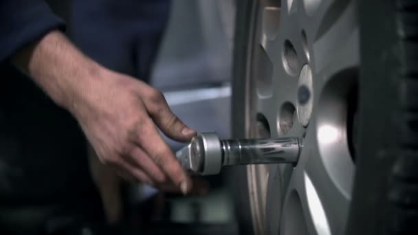 Aflojando el tornillo en un neumático — Vídeo de stock