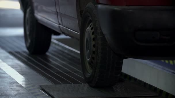 Auto stopt op een bepaalde plaats in auto werkplaats — Stockvideo