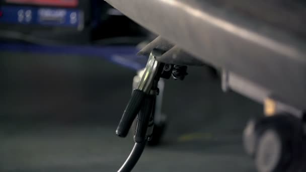 Electric clip fastened to a car — Stock Video