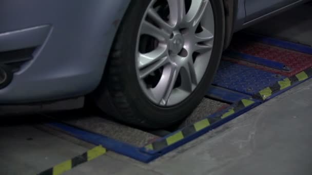 Вращающаяся шина при проверке эффективности тормозов — стоковое видео