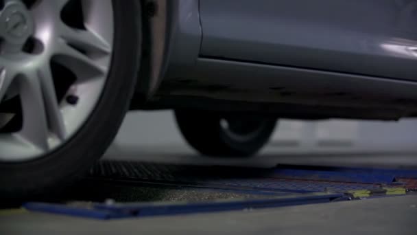 Umístění poslední pneumatiky v předem určené místo pro testování — Stock video