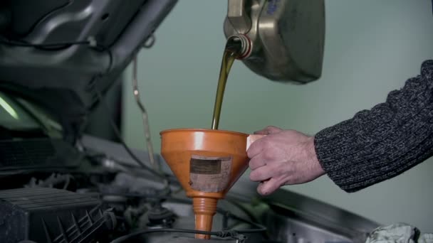Changer l'huile du moteur — Video