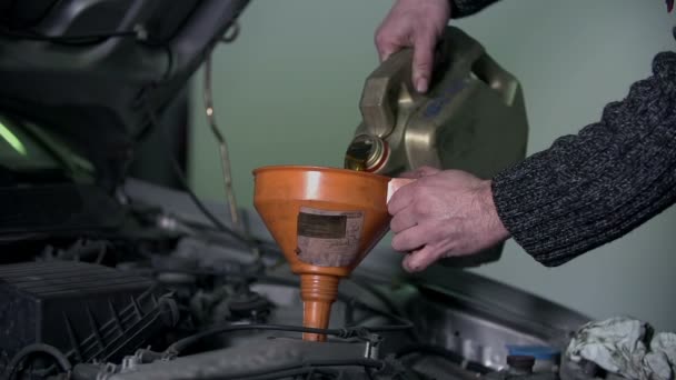 Changer l'huile du moteur — Video