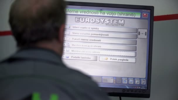 Mechaniker schaut sich die Autostatistik auf der Computerkonsole an. — Stockvideo