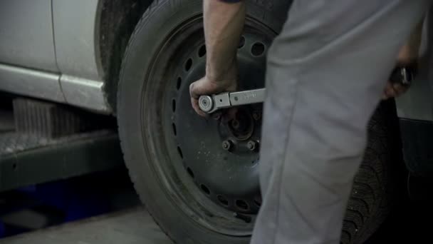 Mecánico apretando el neumático . — Vídeos de Stock
