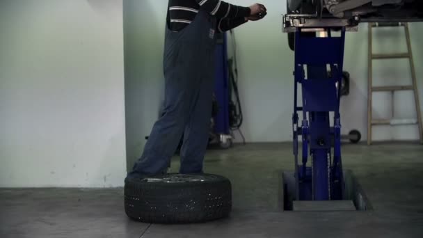 Vulcaniser ändrar däcket på bilen . — Stockvideo