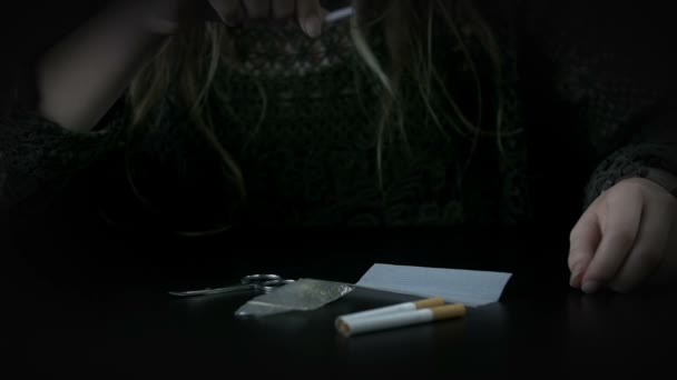 Кидання фільтра куріння на папір — стокове відео