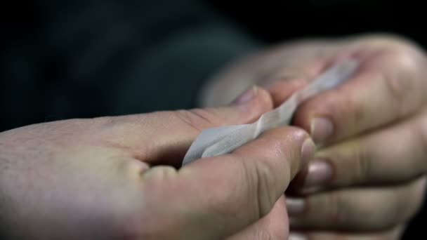 Rouler un joint avec les deux mains — Video