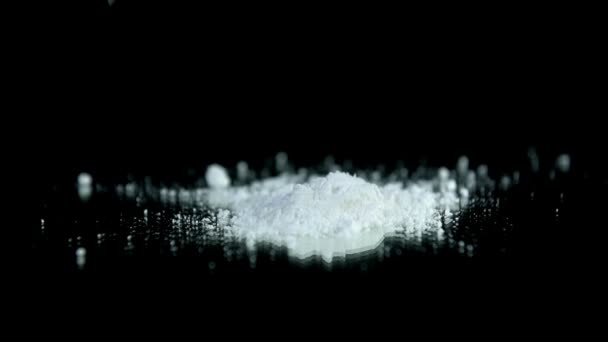 Vrouw cocaïne voorbereiden voor consumptie — Stockvideo
