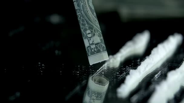 Annusare le linee di cocaina con una banconota da un dollaro al rallentatore — Video Stock