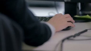 bir bilgisayar fare kullanarak yardım masası operatöre