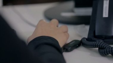 onun masasında telefon aramaları kabul yardım masası operatöre