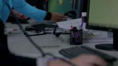 Kadın telefonu alır ve arama yapmak çalışır