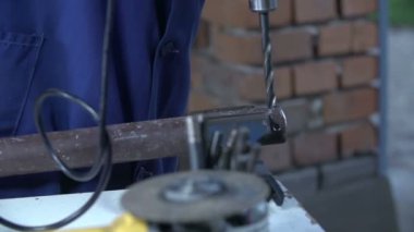 boren van een gat in het ijzer