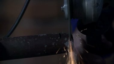 Elektrik değirmeni ağır çekimde kullanma